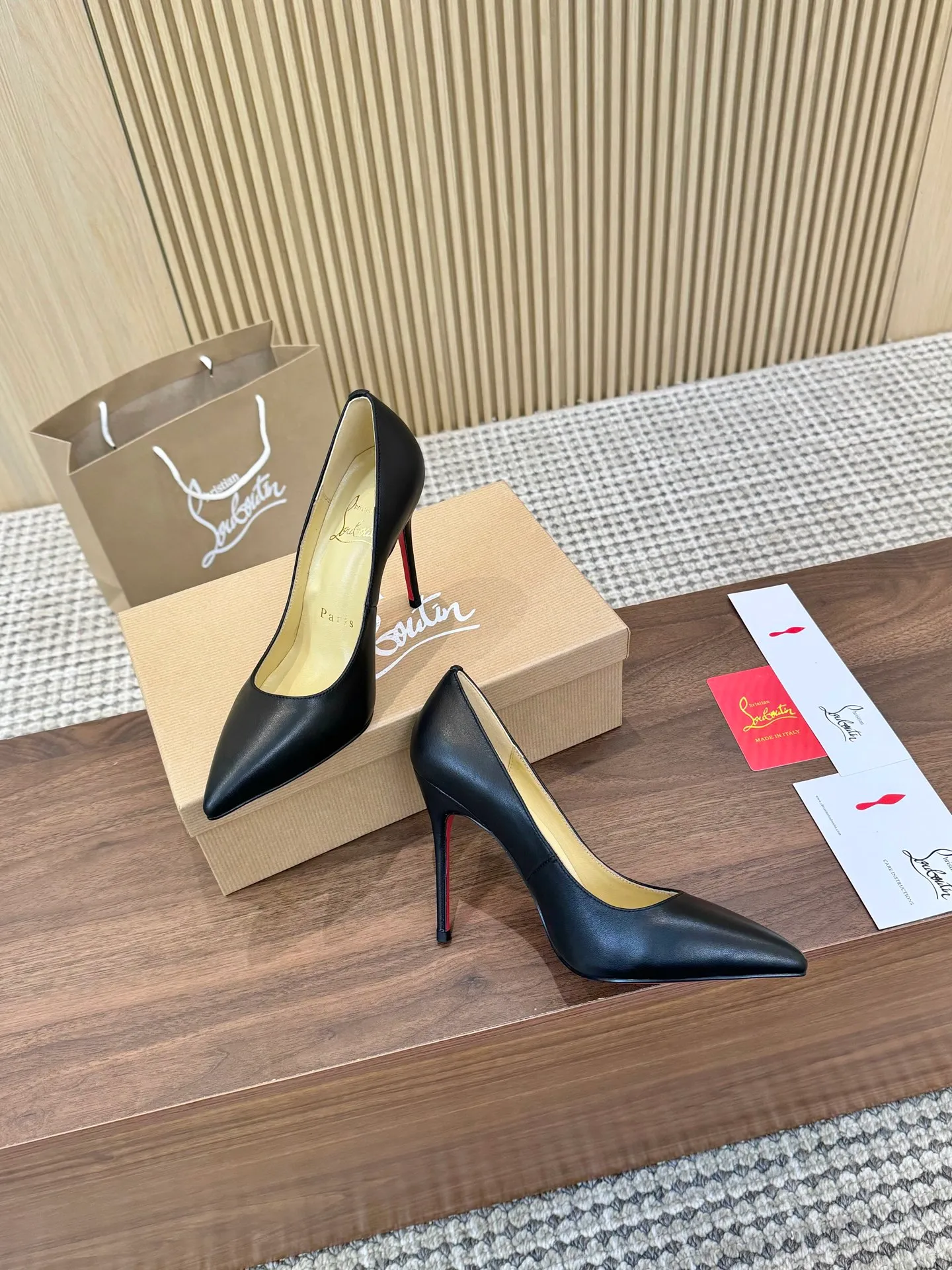👟👟Ex-factory price 440👟👟 Genuine leather sole +40 Year-round shipment💝Christian Louboutin CL👠 Classic "Matte💎Cow Leather💎Series" noble and luxurious, real blingbling👟👟 Real materials, all customized by the pattern maker, and the materials are made of original customized materials to achieve the taste of the original 6 color options 💍 Upper: Imported 👉 cowhide 💪 Lining: Sheepskin foot pad/lining Size: 34-40.41.42 Heel height: 10.5cm and 8.5cm two options Leather sole Rubber sole